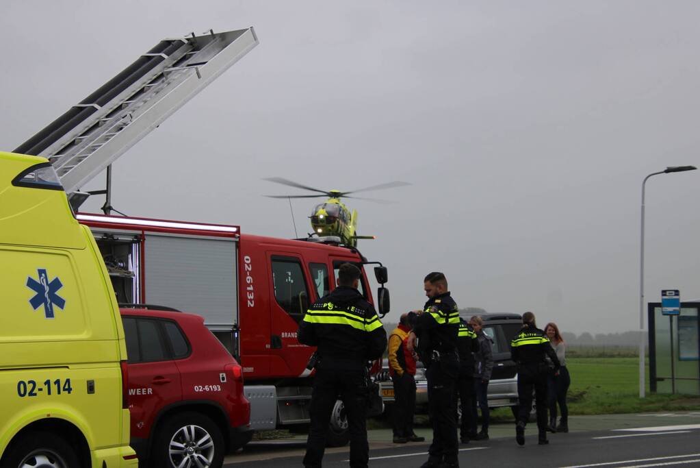 Auto raakt na botsing van de weg en belandt op de kop in weiland