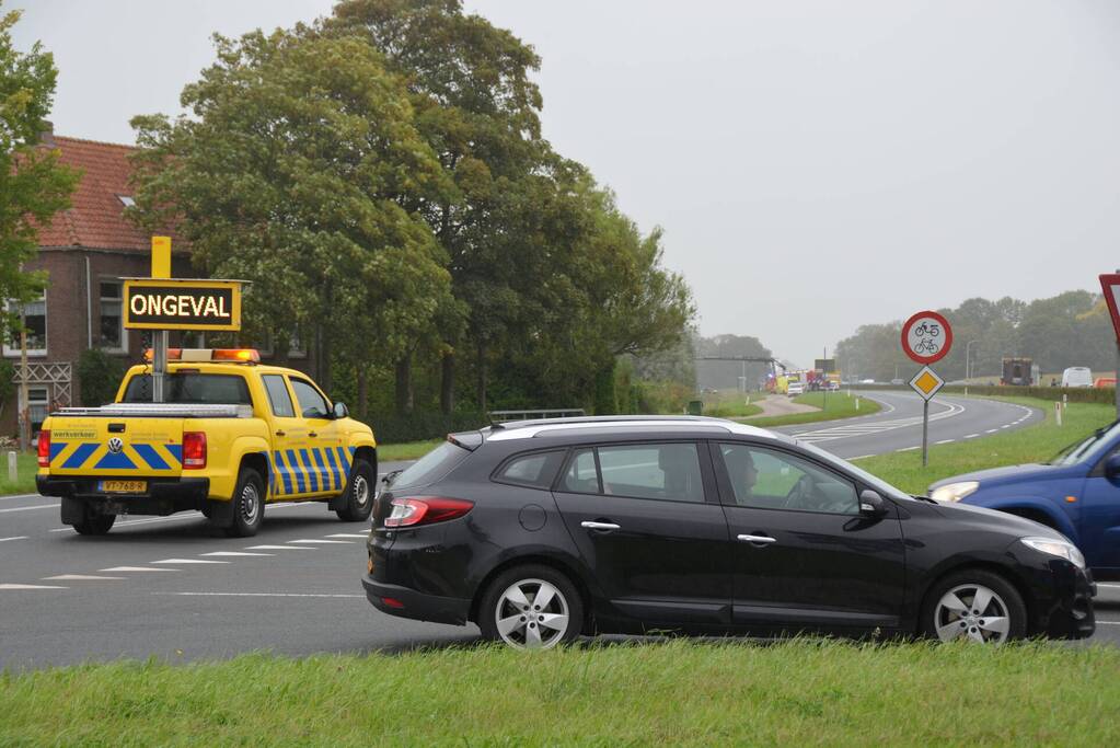 Auto raakt na botsing van de weg en belandt op de kop in weiland