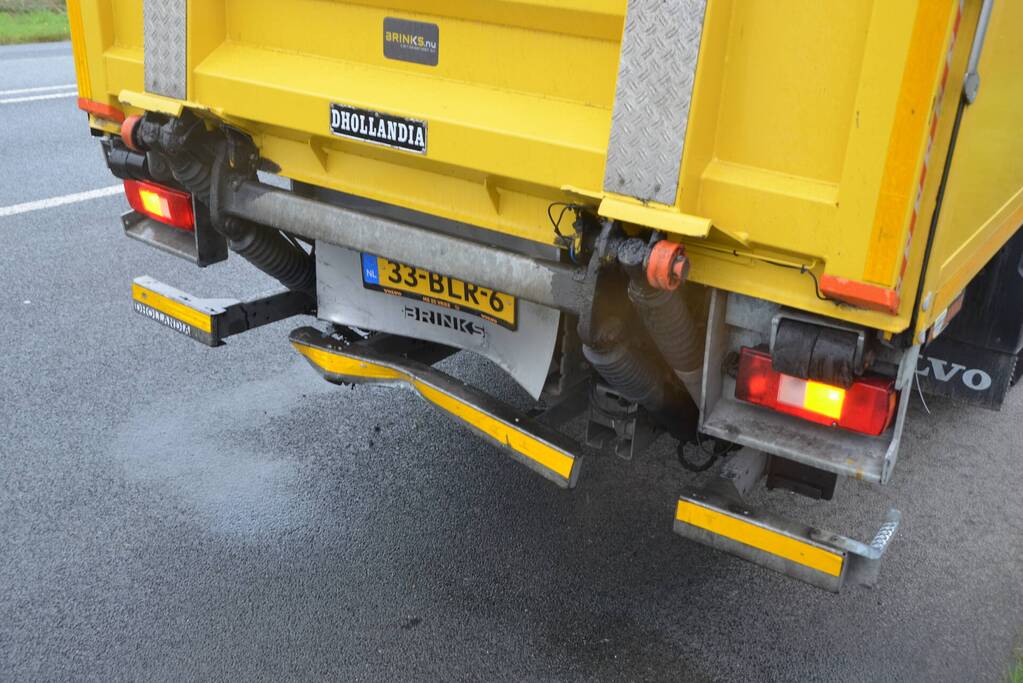 Auto raakt na botsing van de weg en belandt op de kop in weiland