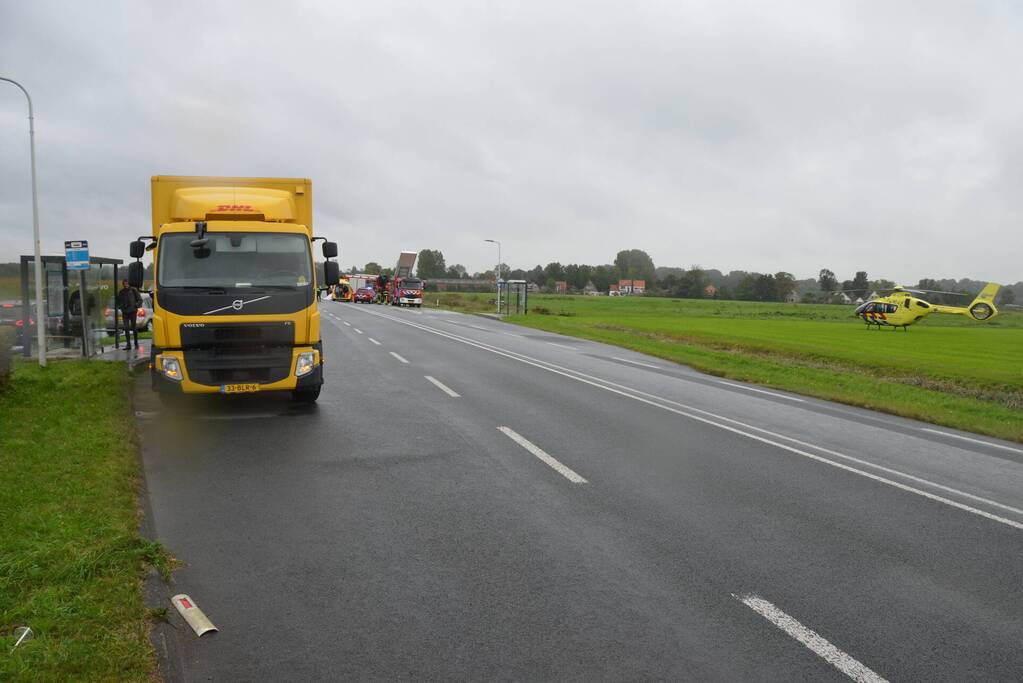 Auto raakt na botsing van de weg en belandt op de kop in weiland