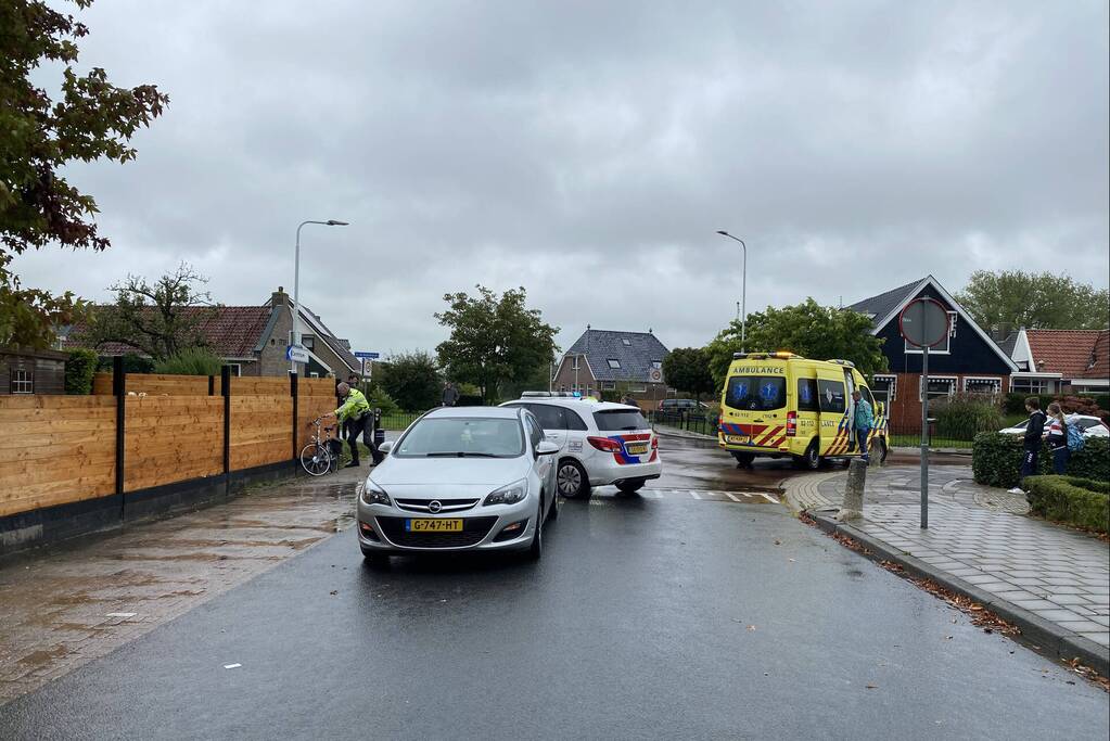 Man op fiets zwaargewond bij aanrijding met auto op kruising
