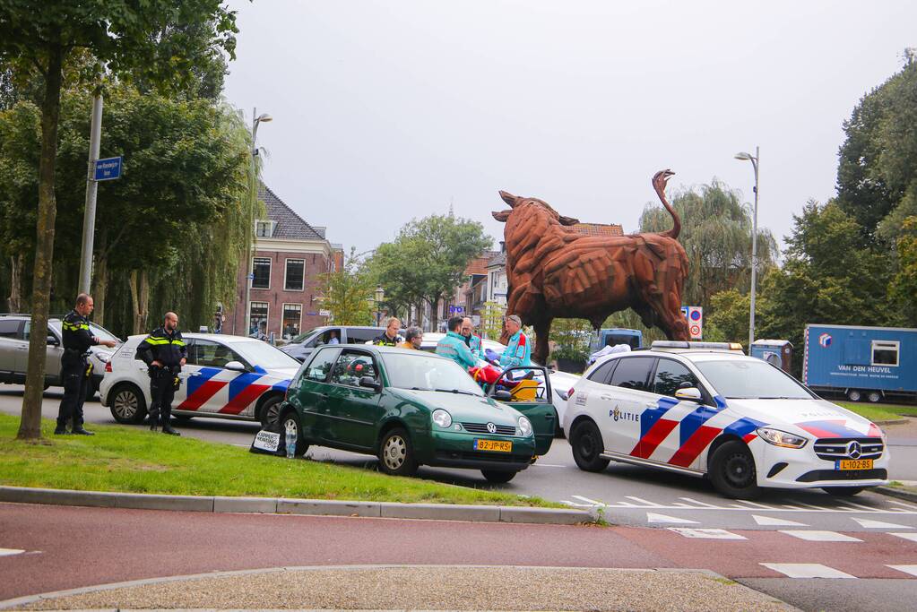 Ongeval op rotonde trekt veel bekijks