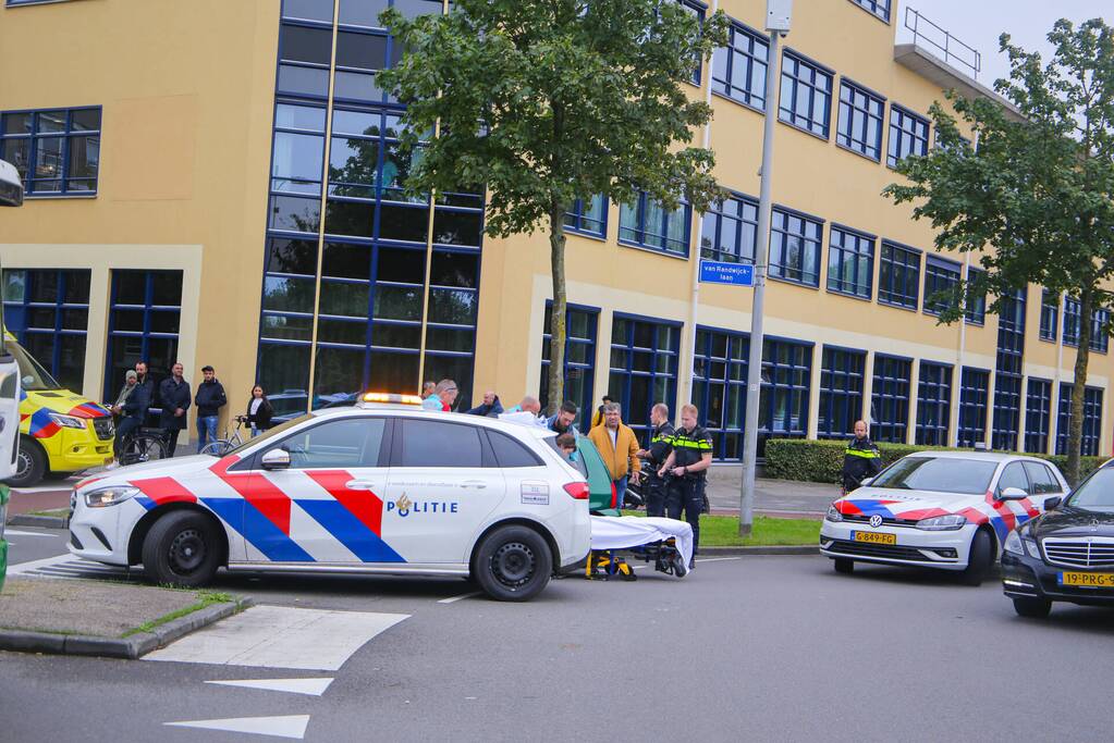 Ongeval op rotonde trekt veel bekijks
