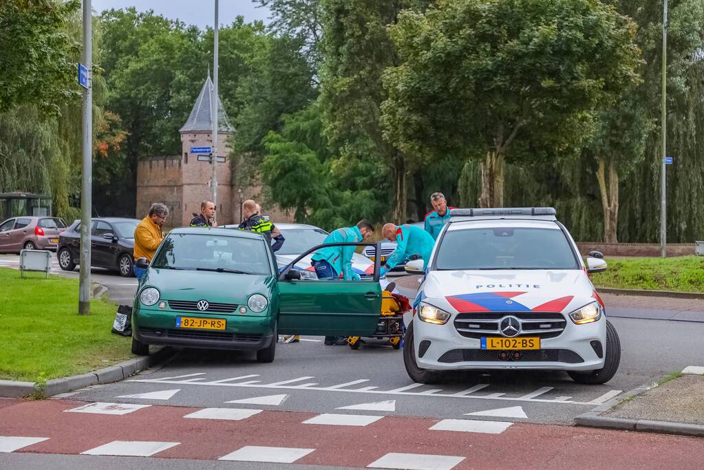 Ongeval op rotonde trekt veel bekijks