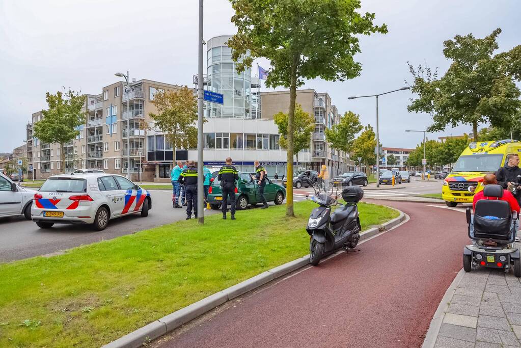 Ongeval op rotonde trekt veel bekijks
