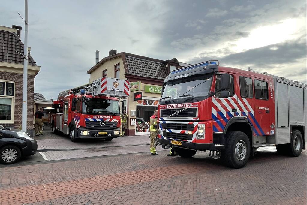 Forse rookontwikkeling bij brand in schuur