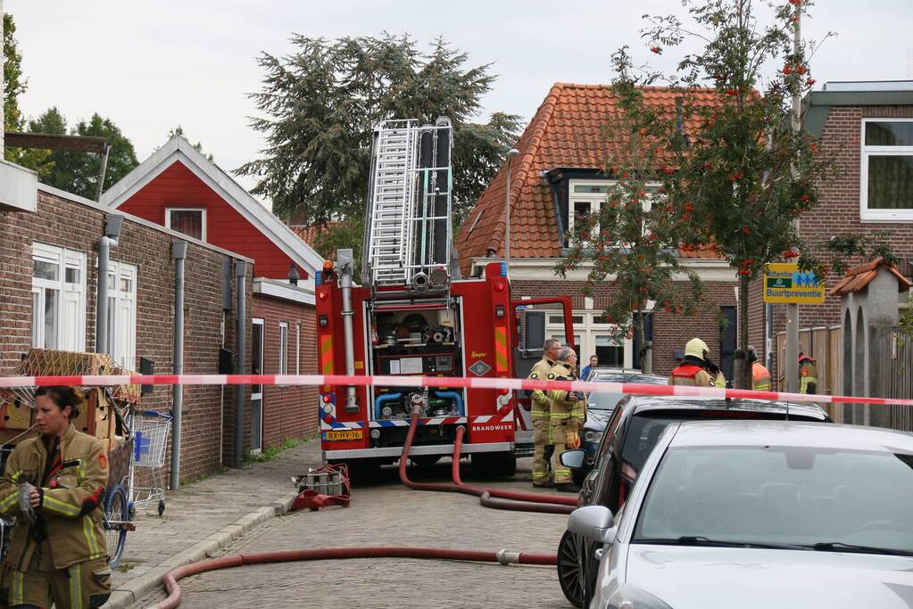 Forse rookontwikkeling bij brand in schuur
