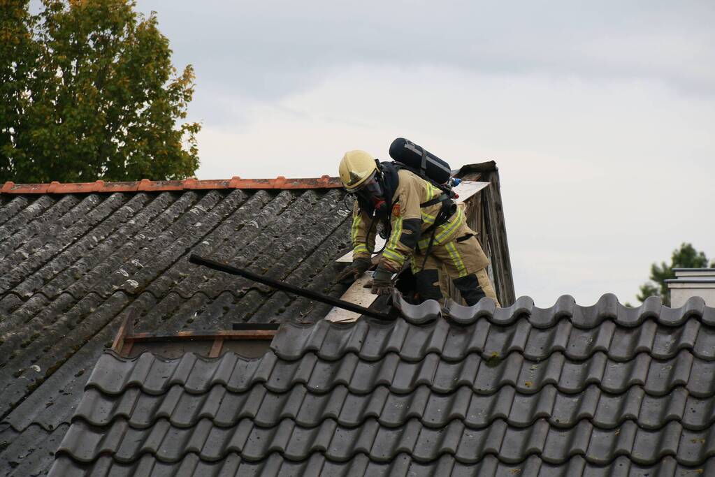 Forse rookontwikkeling bij brand in schuur