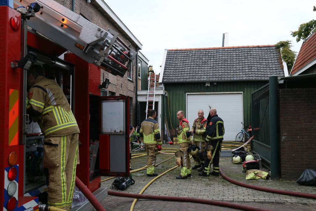 Forse rookontwikkeling bij brand in schuur