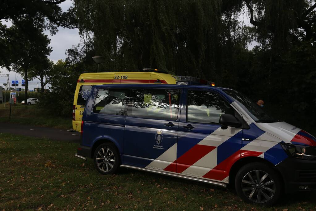 Scooterrijder gaat onderuit op fietspad