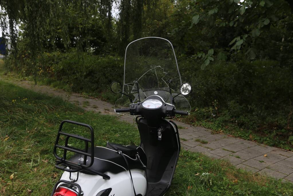 Scooterrijder gaat onderuit op fietspad