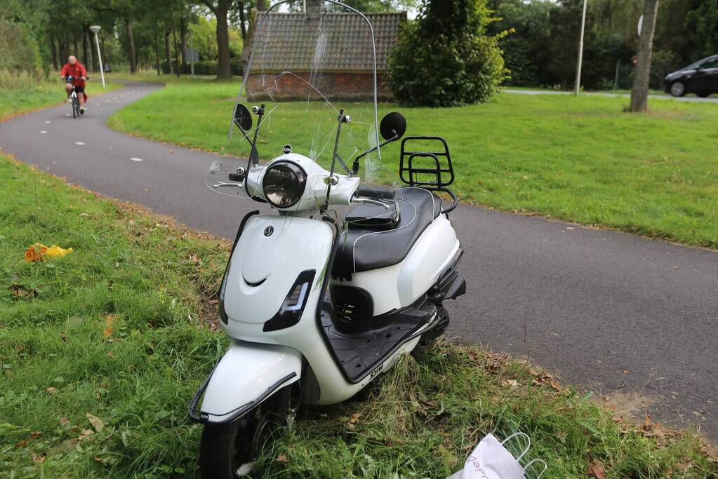 Scooterrijder gaat onderuit op fietspad