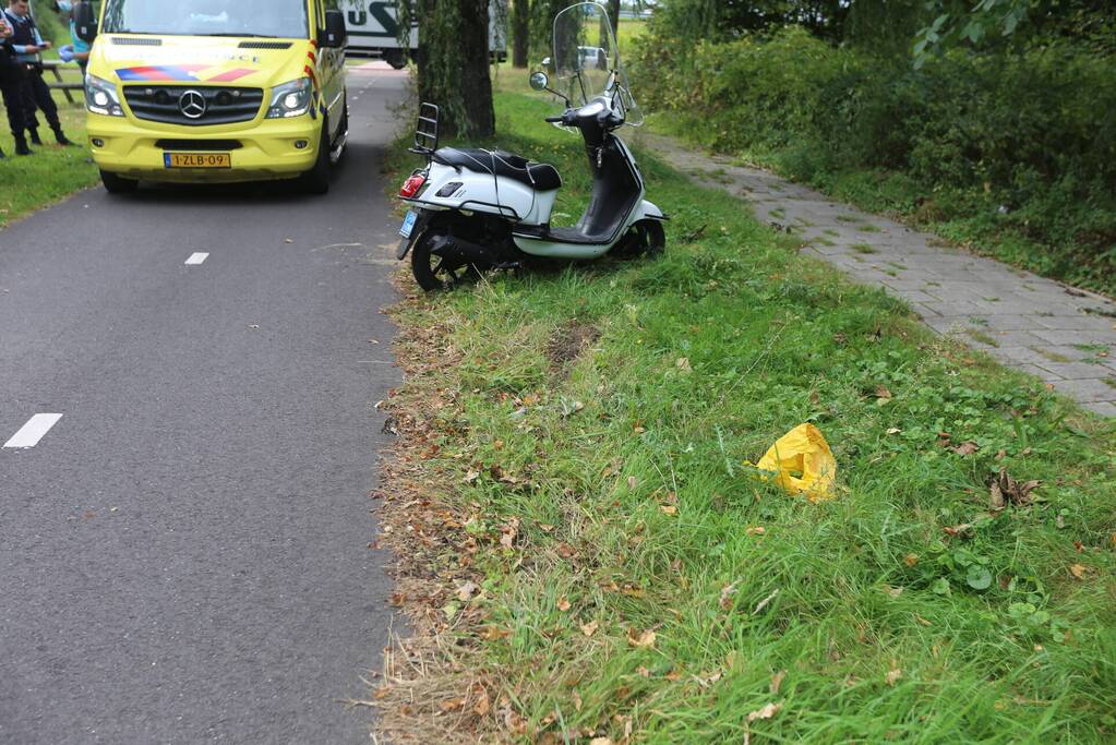 Scooterrijder gaat onderuit op fietspad