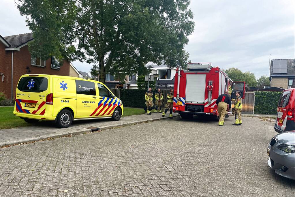 Brandweer blust brand in keuken