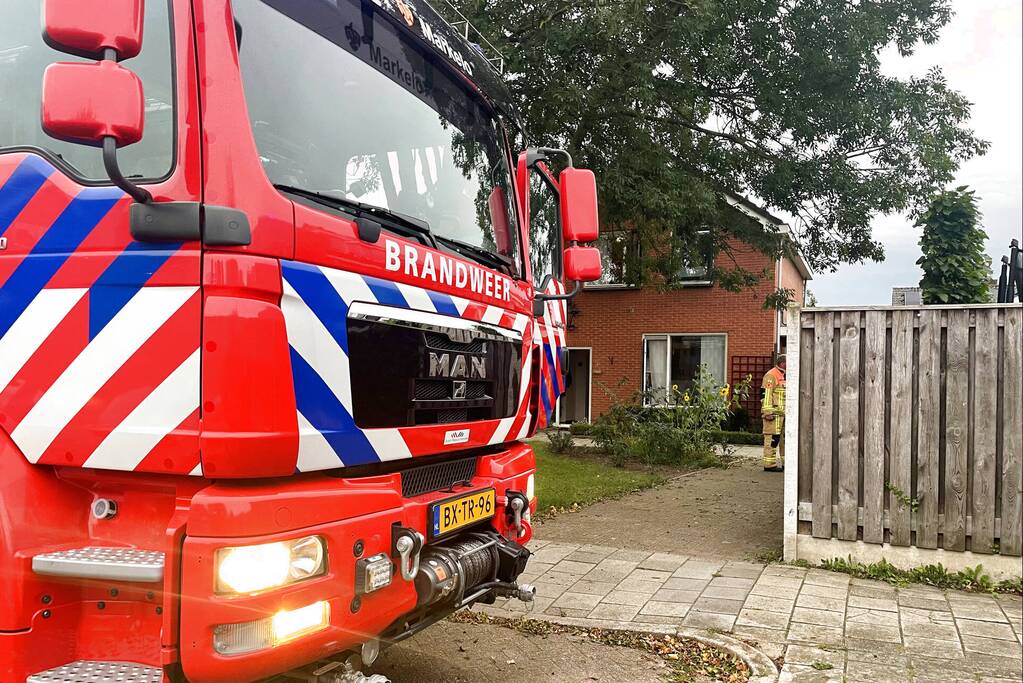 Brandweer blust brand in keuken