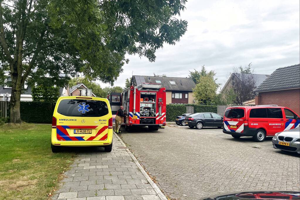 Brandweer blust brand in keuken