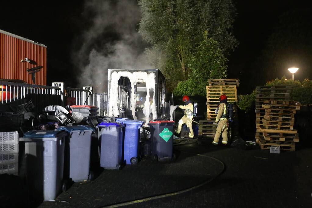 Brandweer blust brand in foodtruck