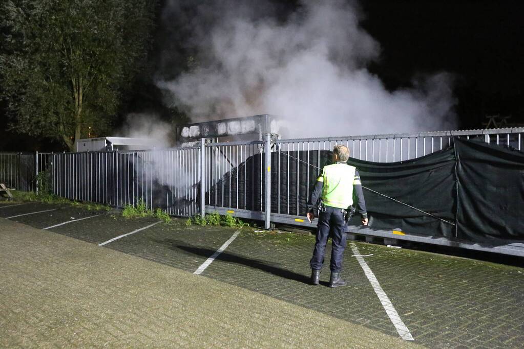 Brandweer blust brand in foodtruck