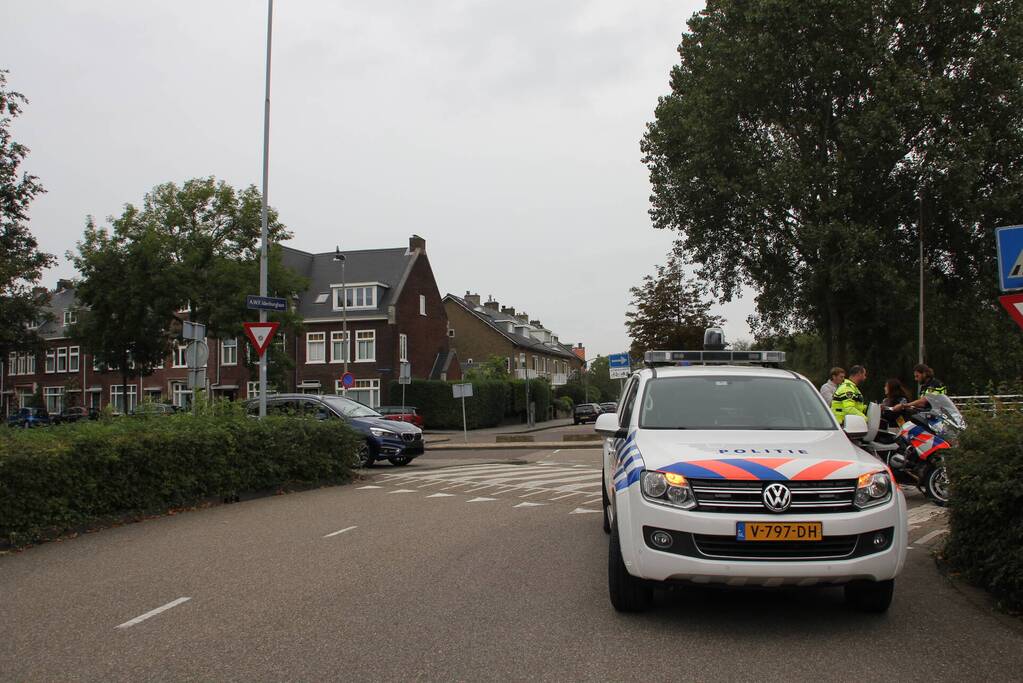 Auto botst tegen scooter op