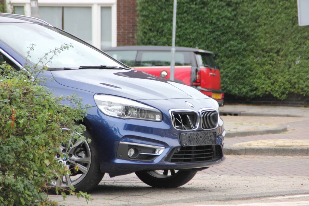 Auto botst tegen scooter op