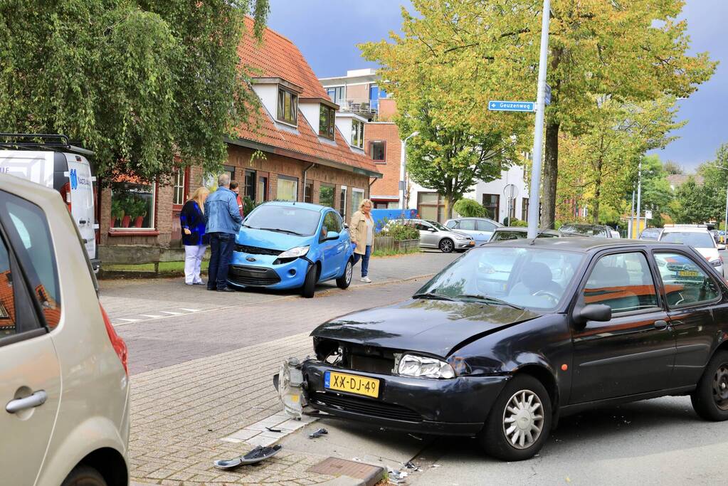 Kind gewond bij aanrijding tussen twee auto's