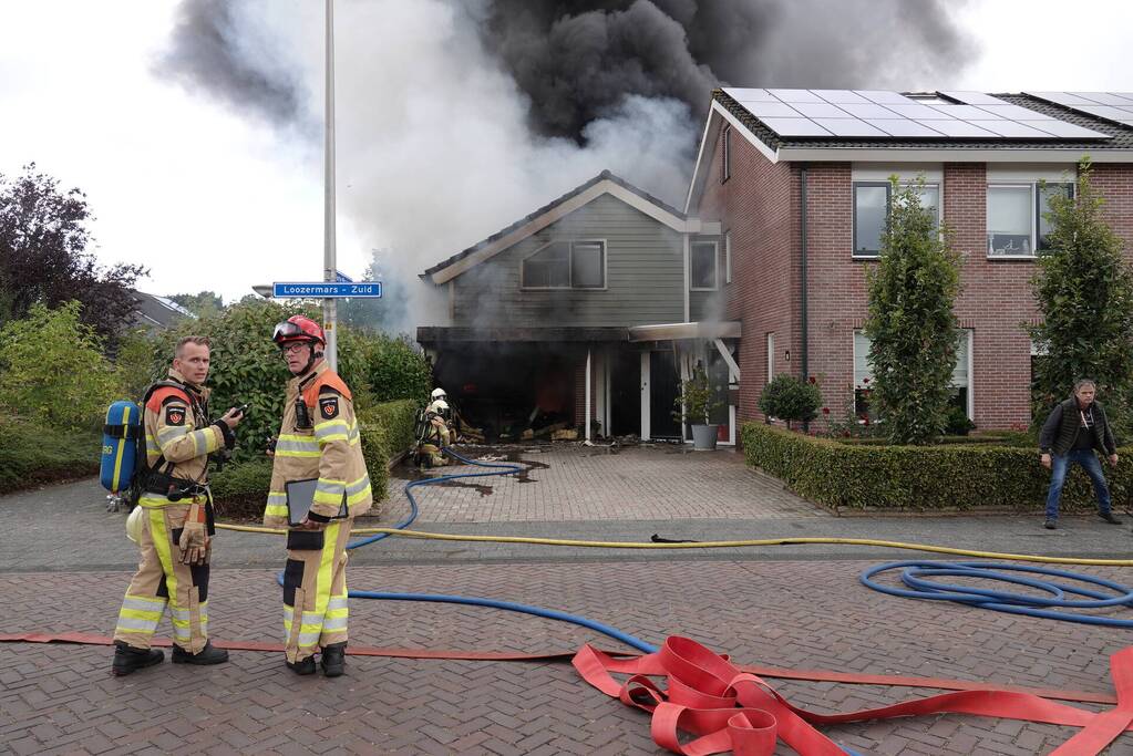 Grote uitslaande schuurbrand naast woning