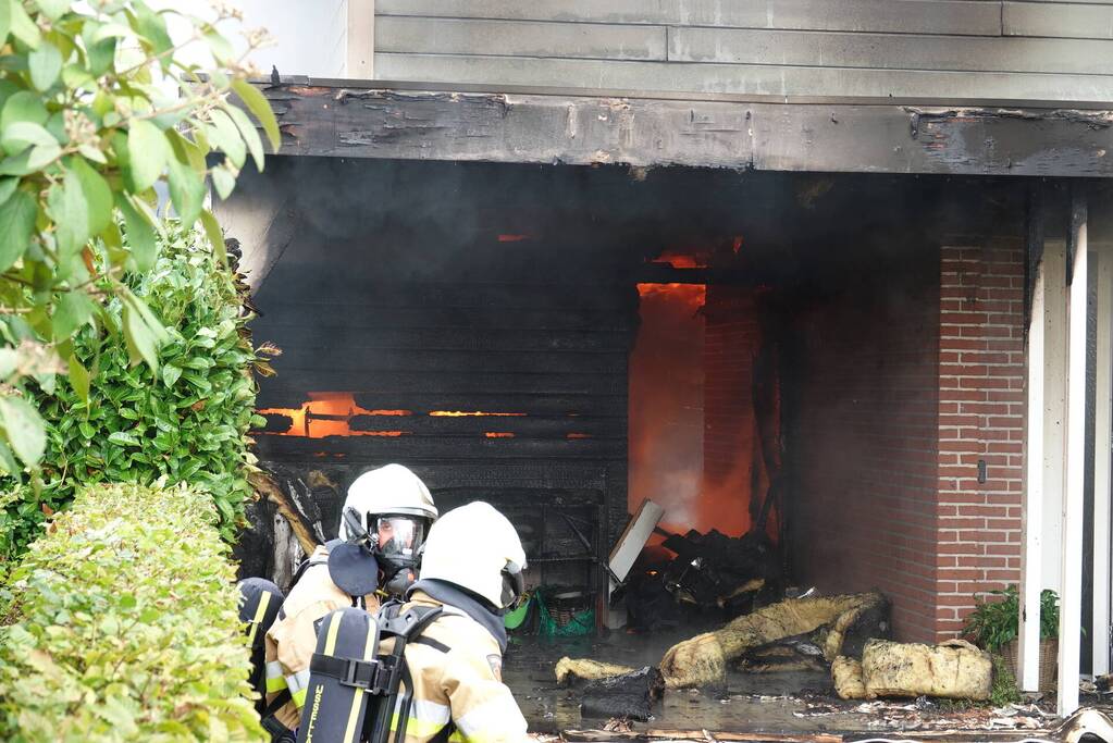 Grote uitslaande schuurbrand naast woning