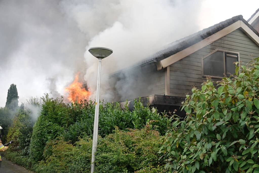 Grote uitslaande schuurbrand naast woning