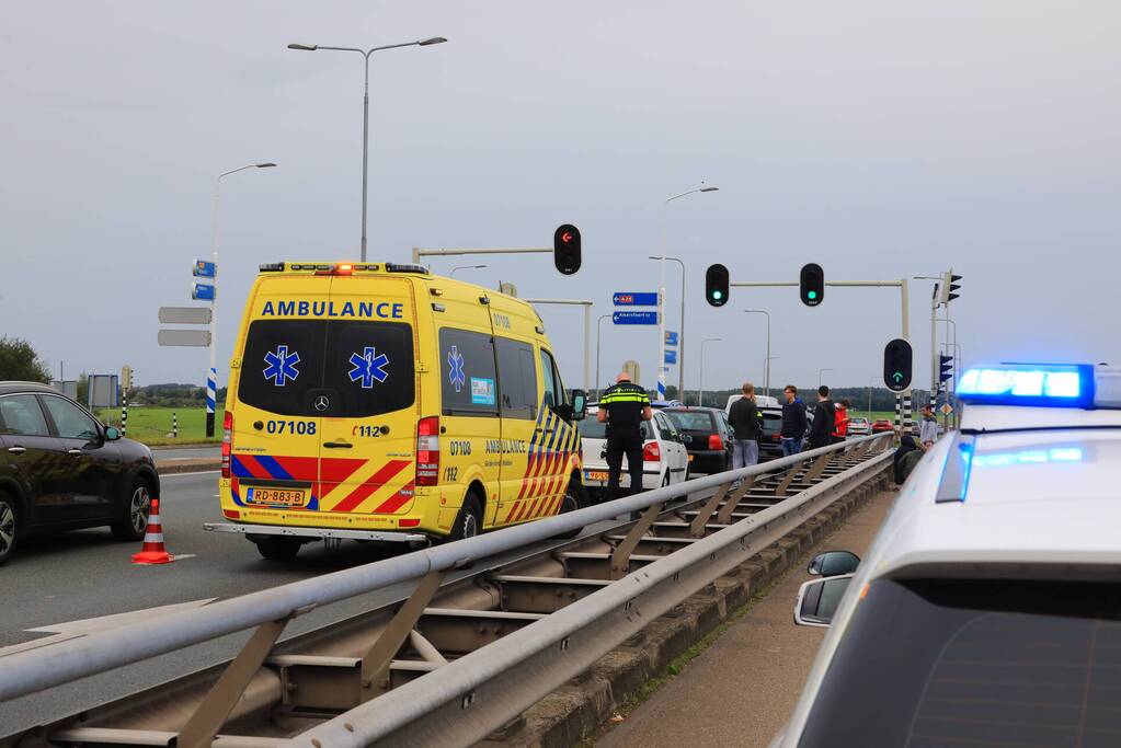Kop staart aanrijding tussen vijf voertuigen