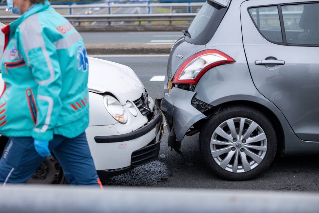 Kop staart aanrijding tussen vijf voertuigen