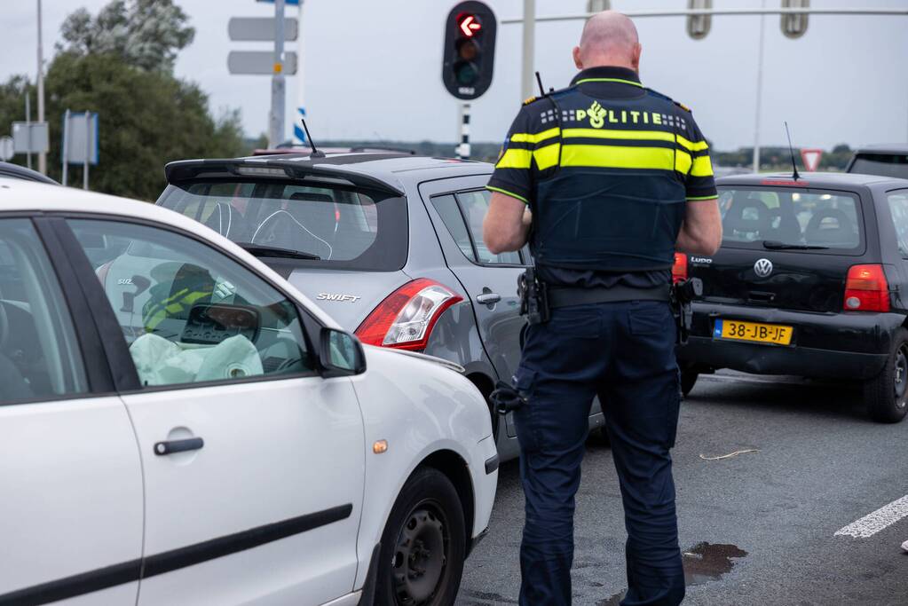Kop staart aanrijding tussen vijf voertuigen