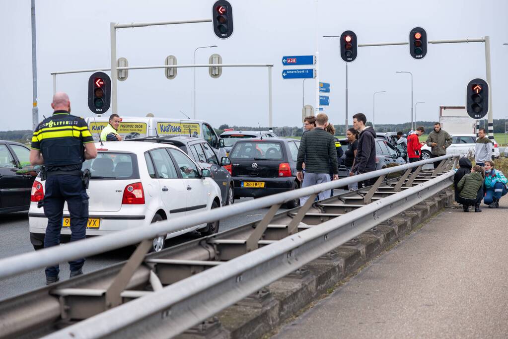 Kop staart aanrijding tussen vijf voertuigen