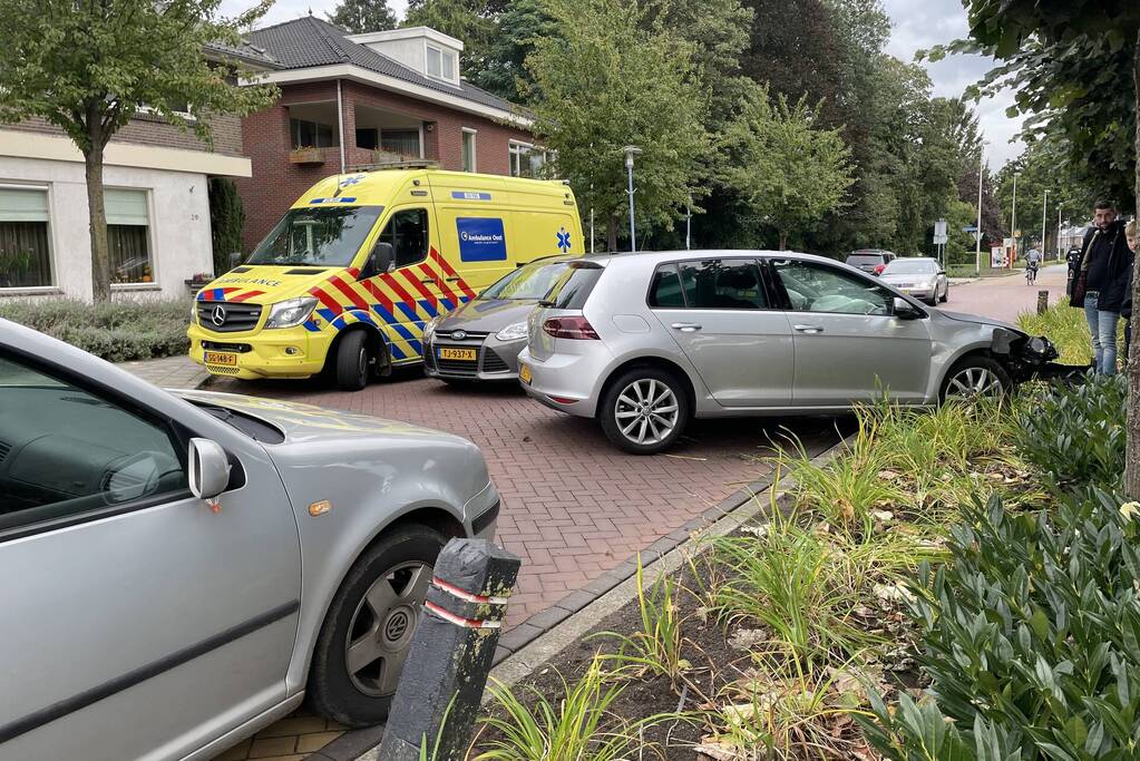 Auto knalt tegen boom aan