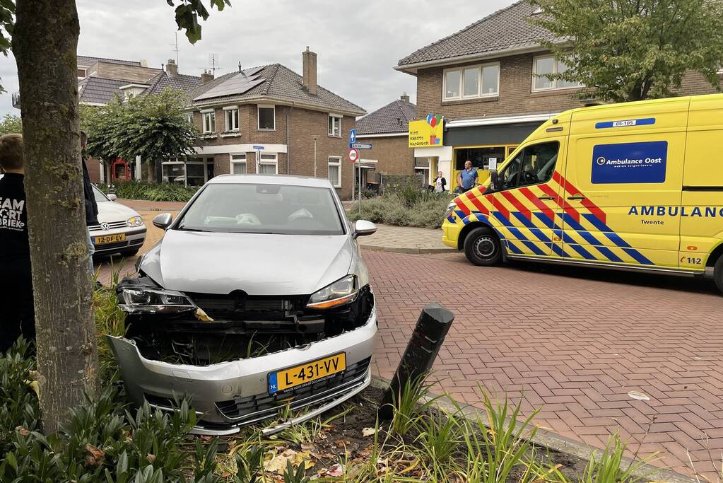 Auto knalt tegen boom aan