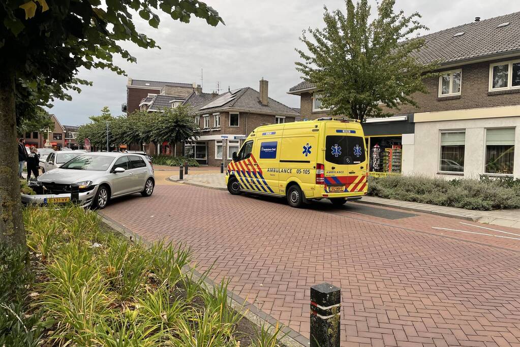 Auto knalt tegen boom aan