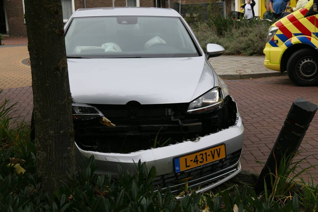 Auto knalt tegen boom aan
