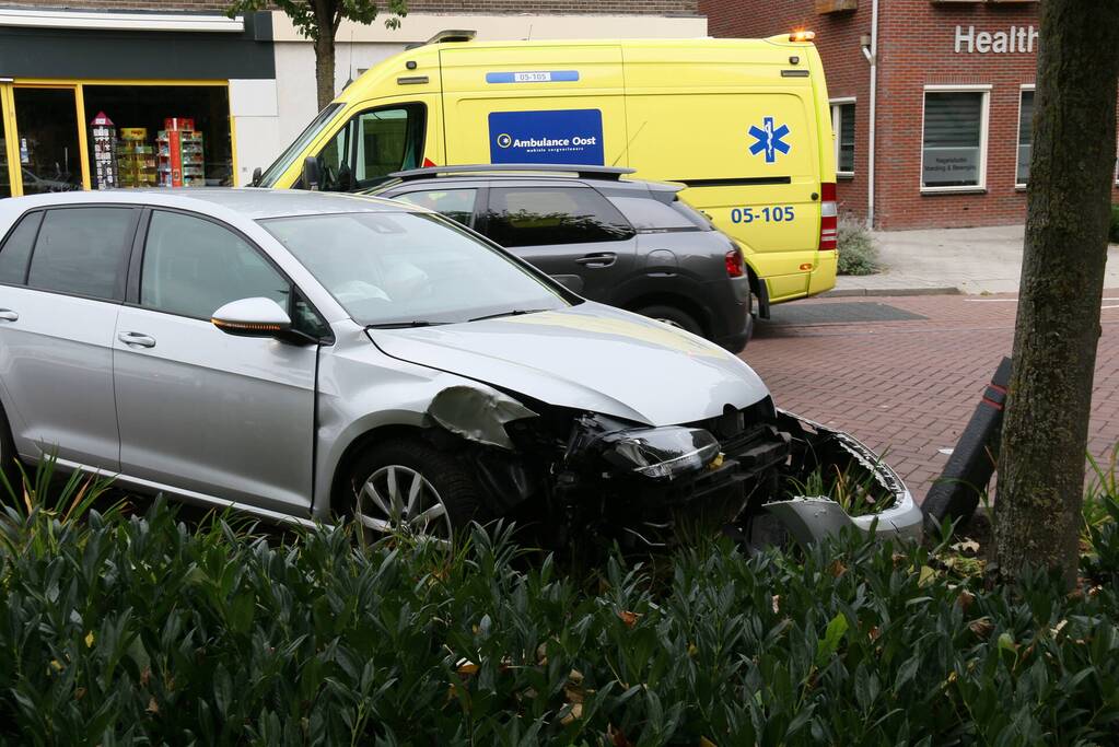 Auto knalt tegen boom aan