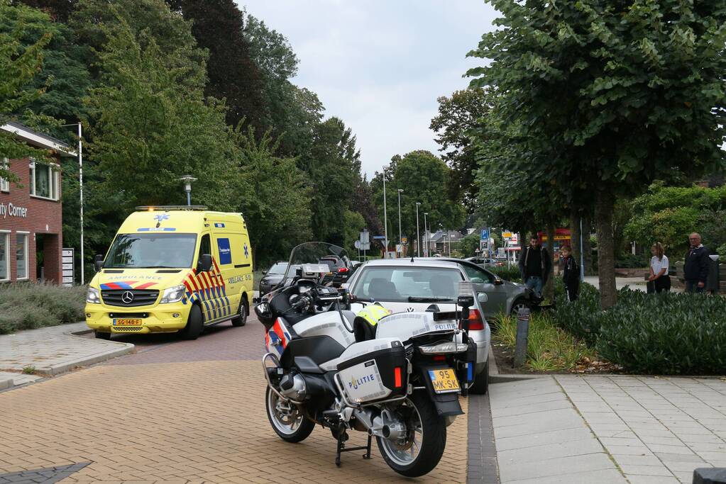 Auto knalt tegen boom aan
