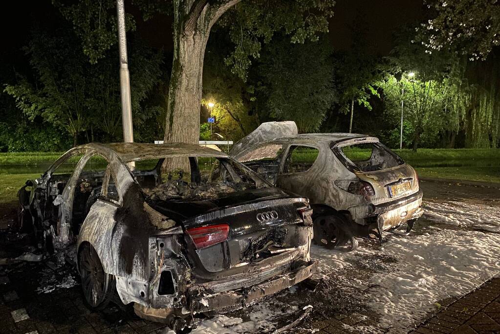 Drie auto's verwoest door brand