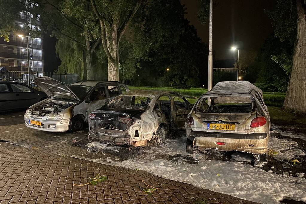 Drie auto's verwoest door brand