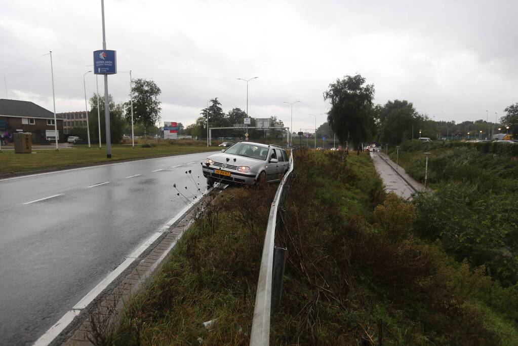 Auto raakt van de weg en belandt tegen vangrail