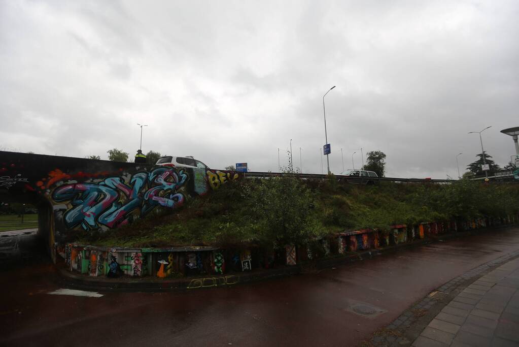 Auto raakt van de weg en belandt tegen vangrail