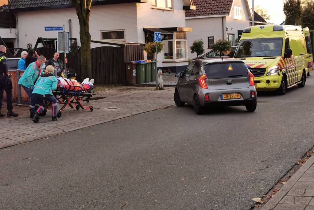 Bezorger gewond bij botsing met auto
