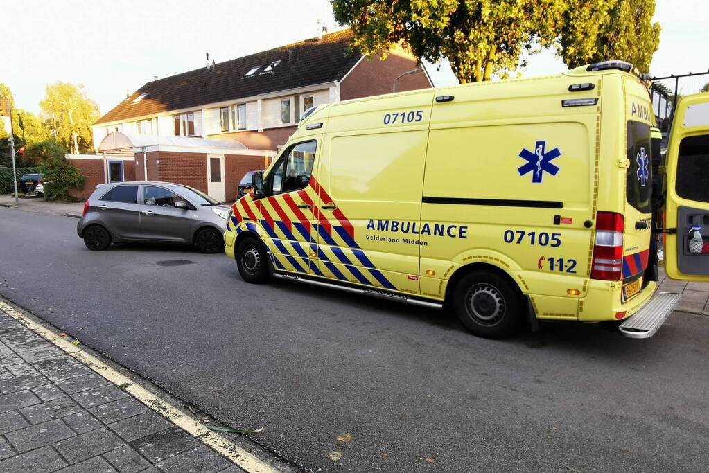 Bezorger gewond bij botsing met auto