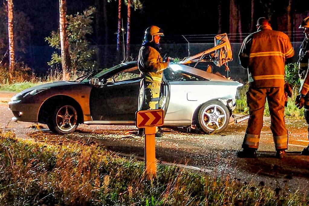 Automobilist gewond bij botsing tegen boom