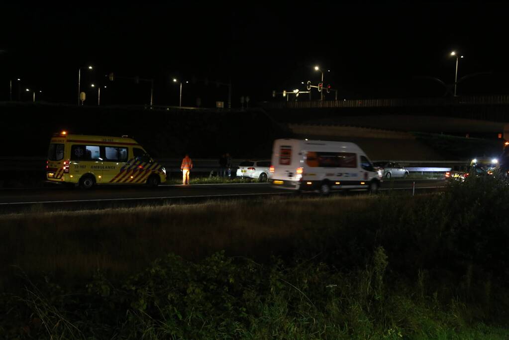 Twee personenauto's botsen op Rijksweg