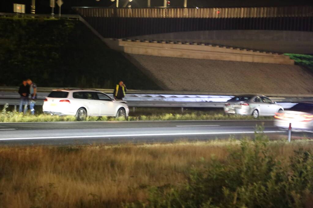 Twee personenauto's botsen op Rijksweg
