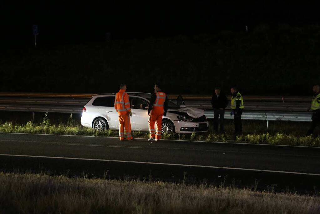 Twee personenauto's botsen op Rijksweg