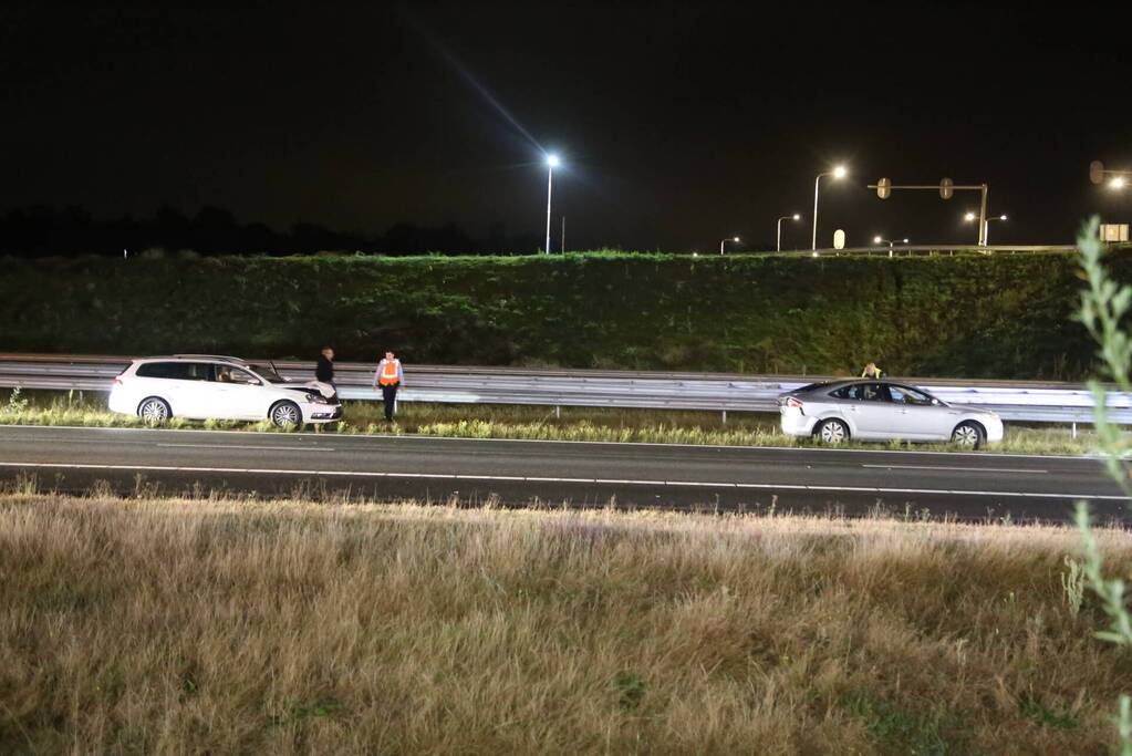 Twee personenauto's botsen op Rijksweg
