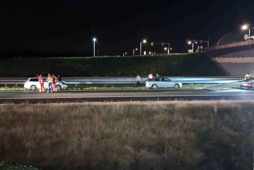 Twee personenauto's botsen op Rijksweg